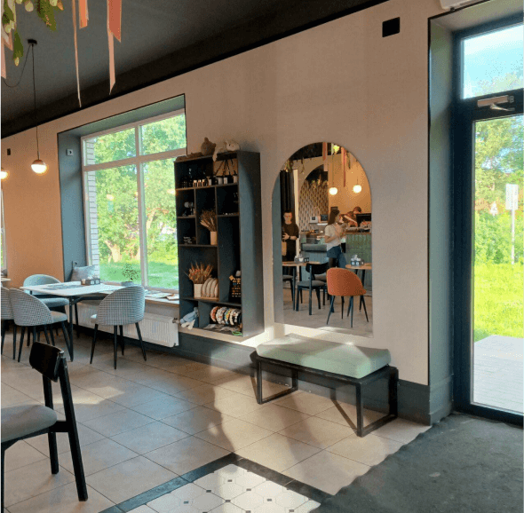 Зеркало в интерьере кофейни «Вафля»