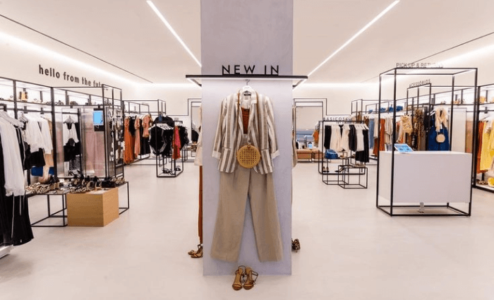 Оформление колонны в центре магазина одежды