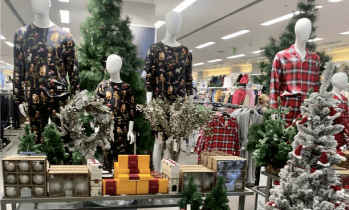 Входная зона в Marks & Spencer с пижамами и новогодней атрибутикой