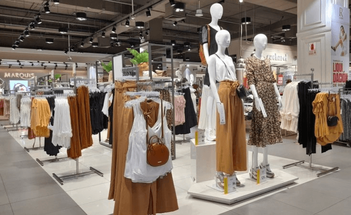 Пример зонирования в магазине женской одежды